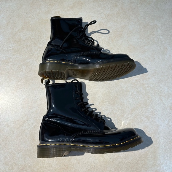 🎉FLASH SALE🎉 Dr. Martens Classic Patent Leather Combat Boots - Picture 4 of 7